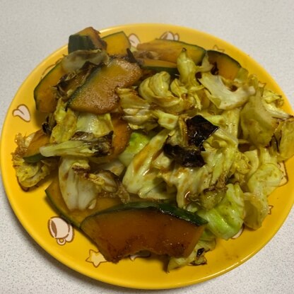 冷蔵庫にあった、キャベツとカボチャで作りました。野菜の量が少なかったのか辛く仕上がった気が…。カレー粉だから、辛いのかな？ご飯に合います！